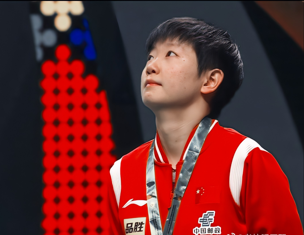 初哥孙颖莎女单夺冠端详奖杯能摸着太不容易了我得多摸一会