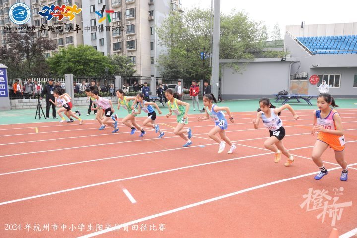 体育田径比赛女子1500米跑的现场,随着裁判枪声一响,运动员们冲出起点