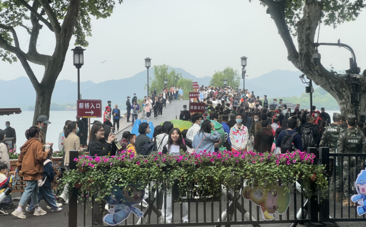 真实的“人从众”还没到！杭州“五一”首日首要景点游客未达疫情前历史同期
