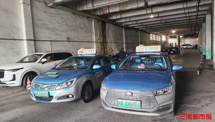 10日凌晨5时,民警进行蹲守,7时45分将悬挂着湘adx1404车牌的嫌疑车辆