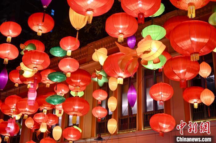 香港利东街挂中式灯笼迎中秋 18米长led火龙将于中秋节飞舞