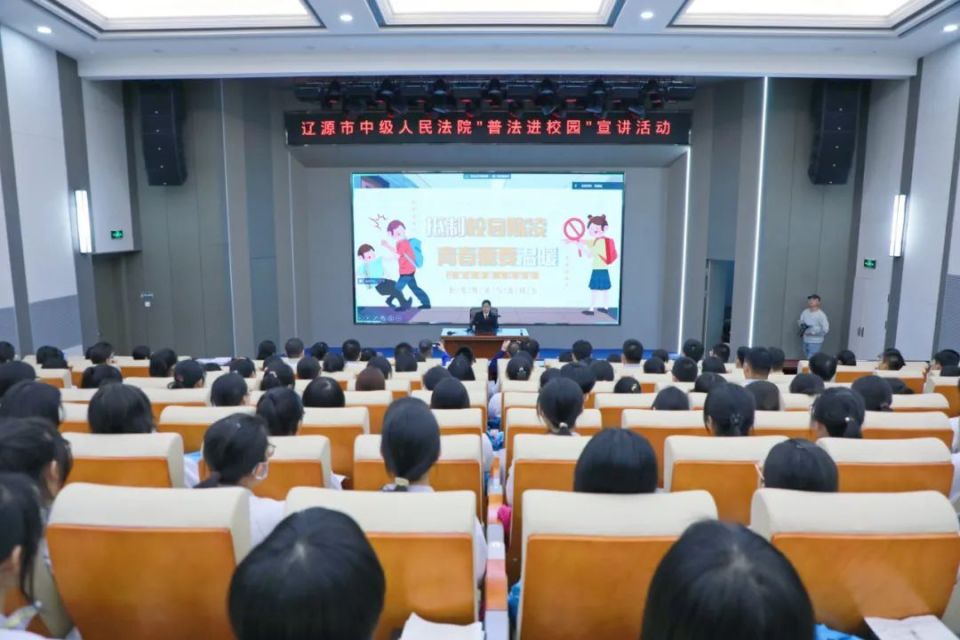 "法治副校长"敲响"法治"上课铃!
