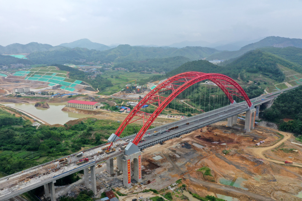 6月2日,在广西灵山县境内的南湛高速公路旧州特大桥引桥上,中铁二十五