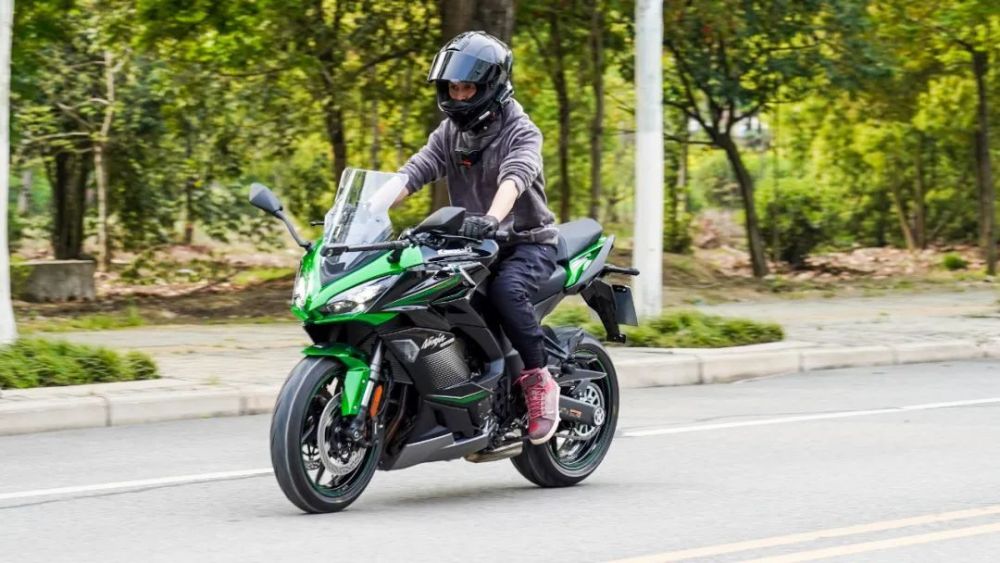 20萬的公升級跑車川崎ninja1000sx到店試駕體驗又帥又能跑長途