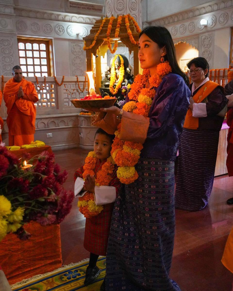 33岁不丹王后带二王子祈福,三胎产后1个多月黑发浓密,气质仍清新