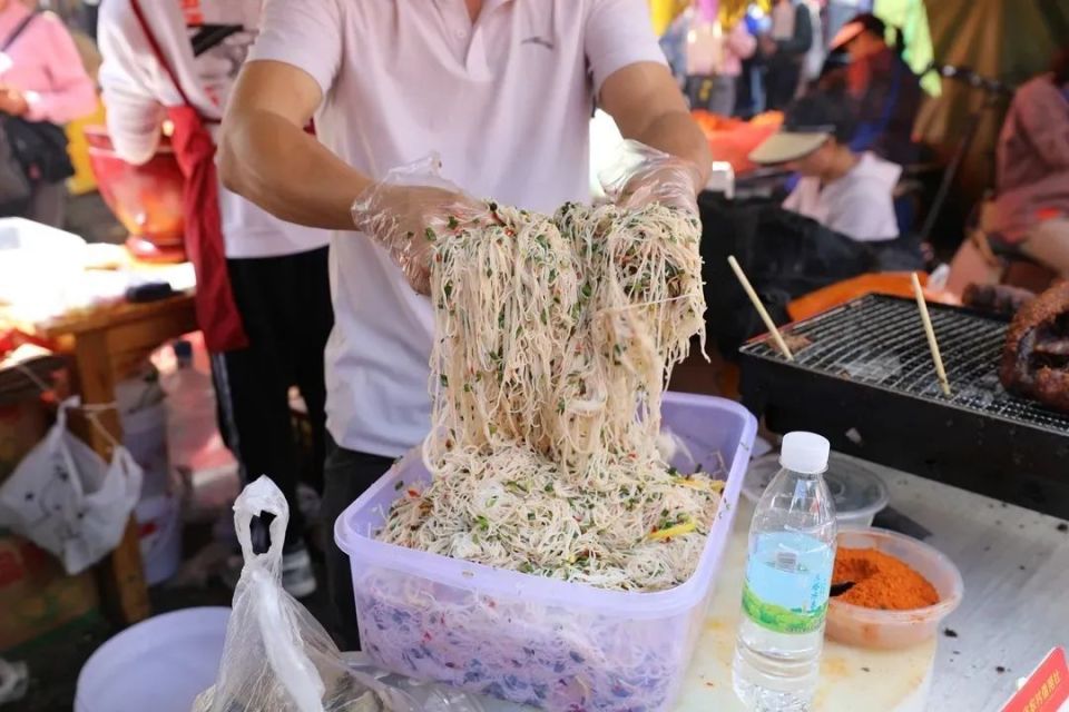 对一个美食达人来说,在三月街的地方名特食品街区逛荡真是赏心乐事