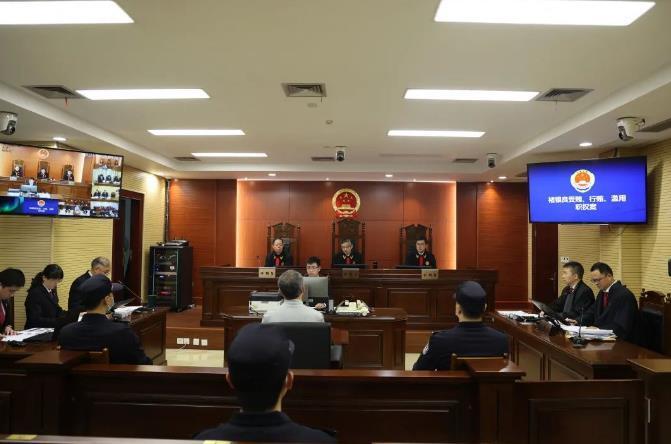 台州市人民检察院起诉指控:2013年至2020年,被告人褚银良利用担任宁海