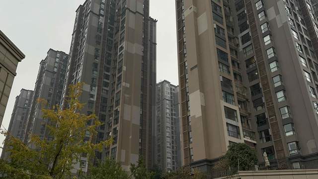 小区外墙打补丁 天降危险如何避免？-叭楼楼市分享网