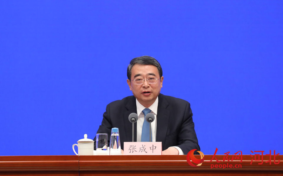 河北省副省长张成中：生物医药产业营收超千亿元 推动新兴产业跑出“加速度”_腾讯新闻