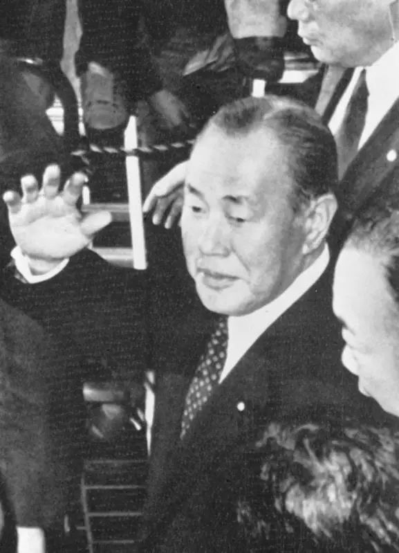 日本前首相田中角荣故居发生火灾现场浓烟滚滚