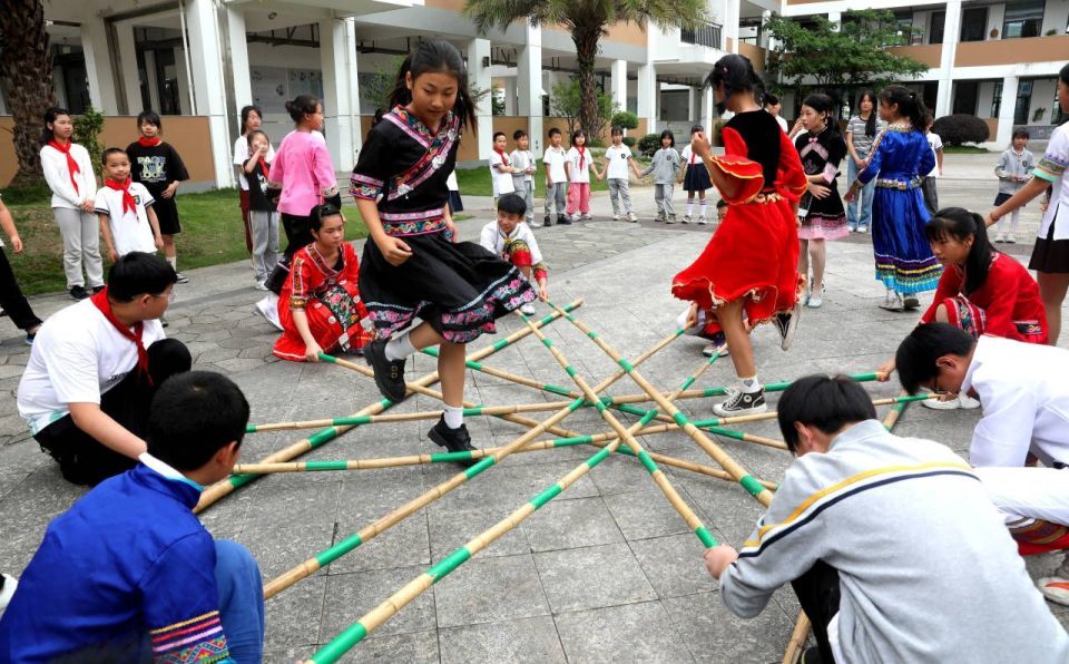 民族文化进校园 课间跳起"竹竿舞"