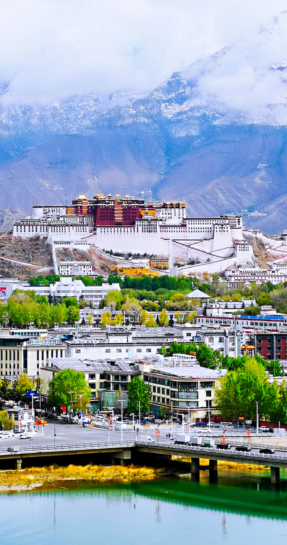 这是在南山公园拍摄的拉萨风光,葱茏的树木点缀在城市中,与山色相映成