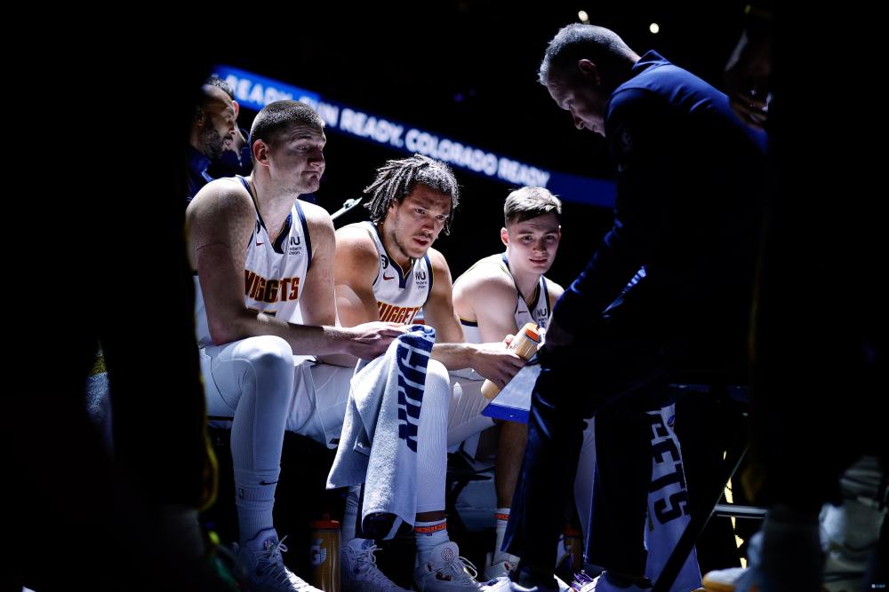 约基奇我有时都不用看直接抛球到空中阿隆戈登就能扣篮