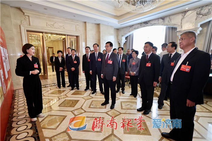 市领导看望参加市两会报道媒体记者 刘强韩金峰雷杰杨峰参加活动_腾讯新闻