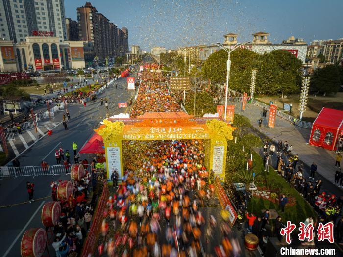 江西安义马拉松鸣枪开跑6000名选手畅跑金色花海