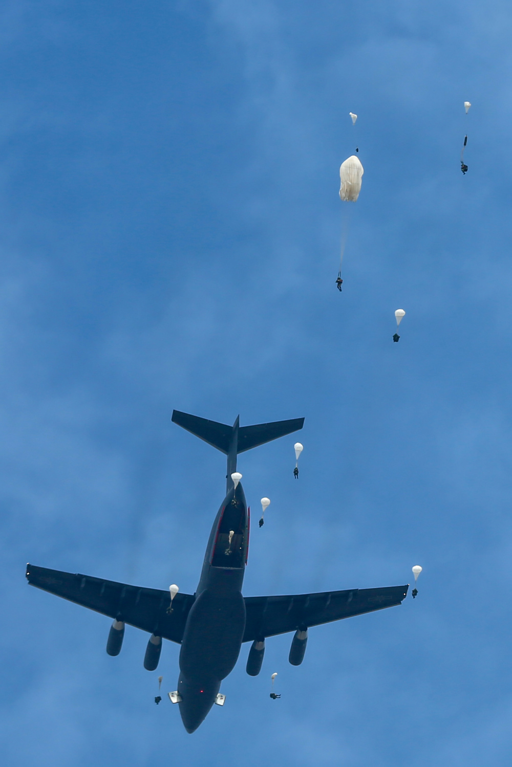 空降兵乘运-20跨昼夜集群伞降