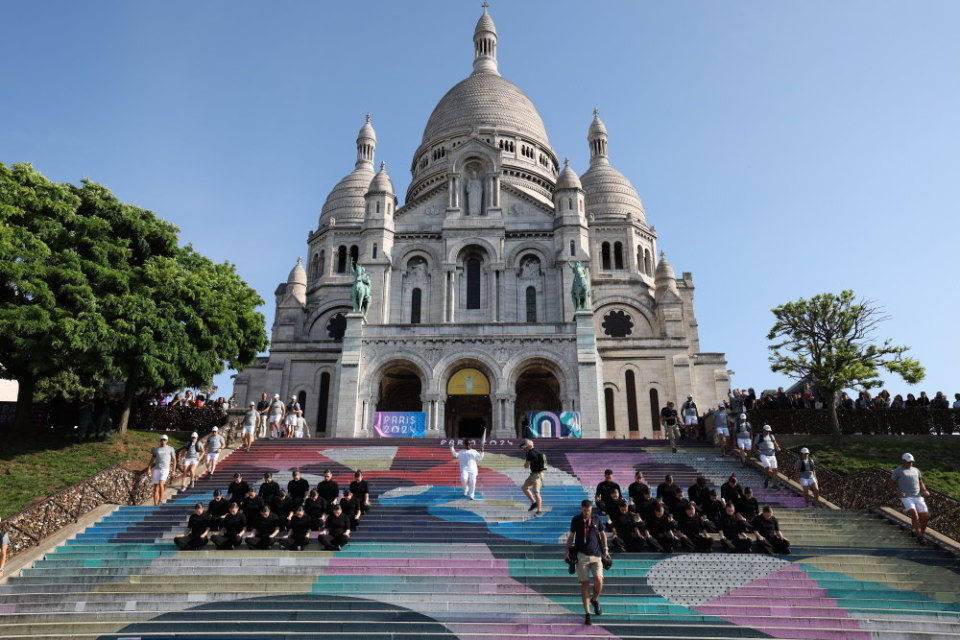 7月15日,在巴黎蒙马特高地的圣心教堂前,火炬手,法国演员克劳迪娅·塔