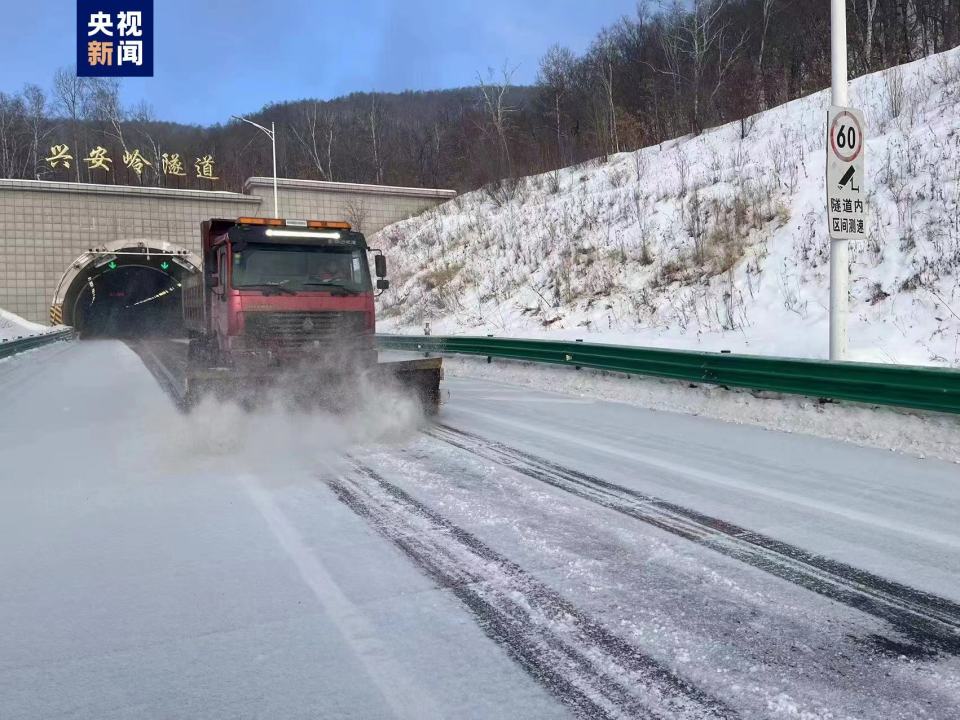 受低温雨雪冰冻天气及起雾影响内蒙古部分高速和国道实施交通管制