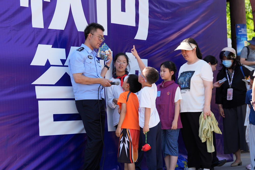 看节目,赢奖品,与警犬互动,西城这场法治宣传活动寓教于乐