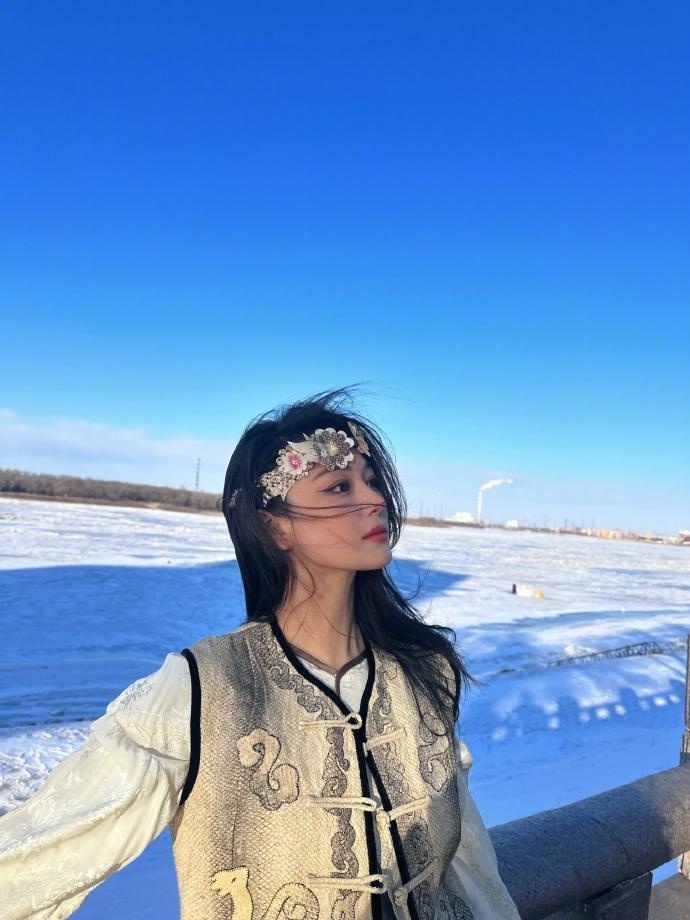 张馨予晒出多张照片写道:"古老神秘的赫哲族世世代代生活在佳木斯这片