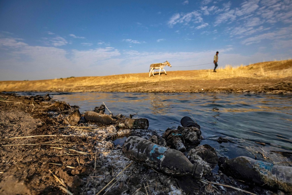 外代一线叙利亚被污染的河流