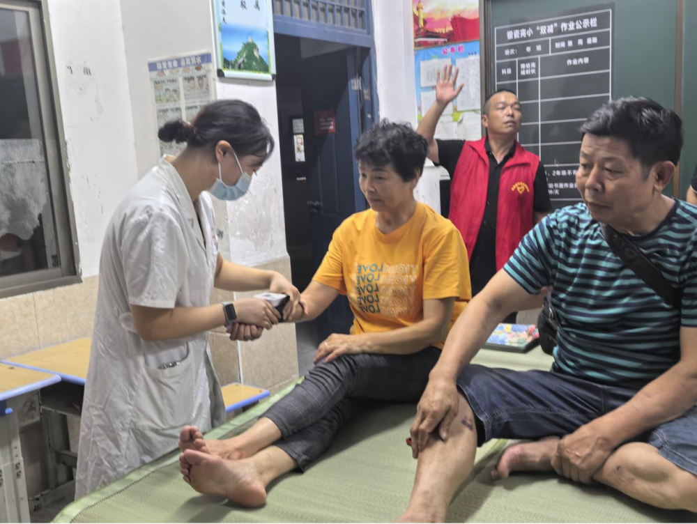 点工作人员正在为群众测量血压供图:陈曙霞华声在线讯(通讯员:蒋永红