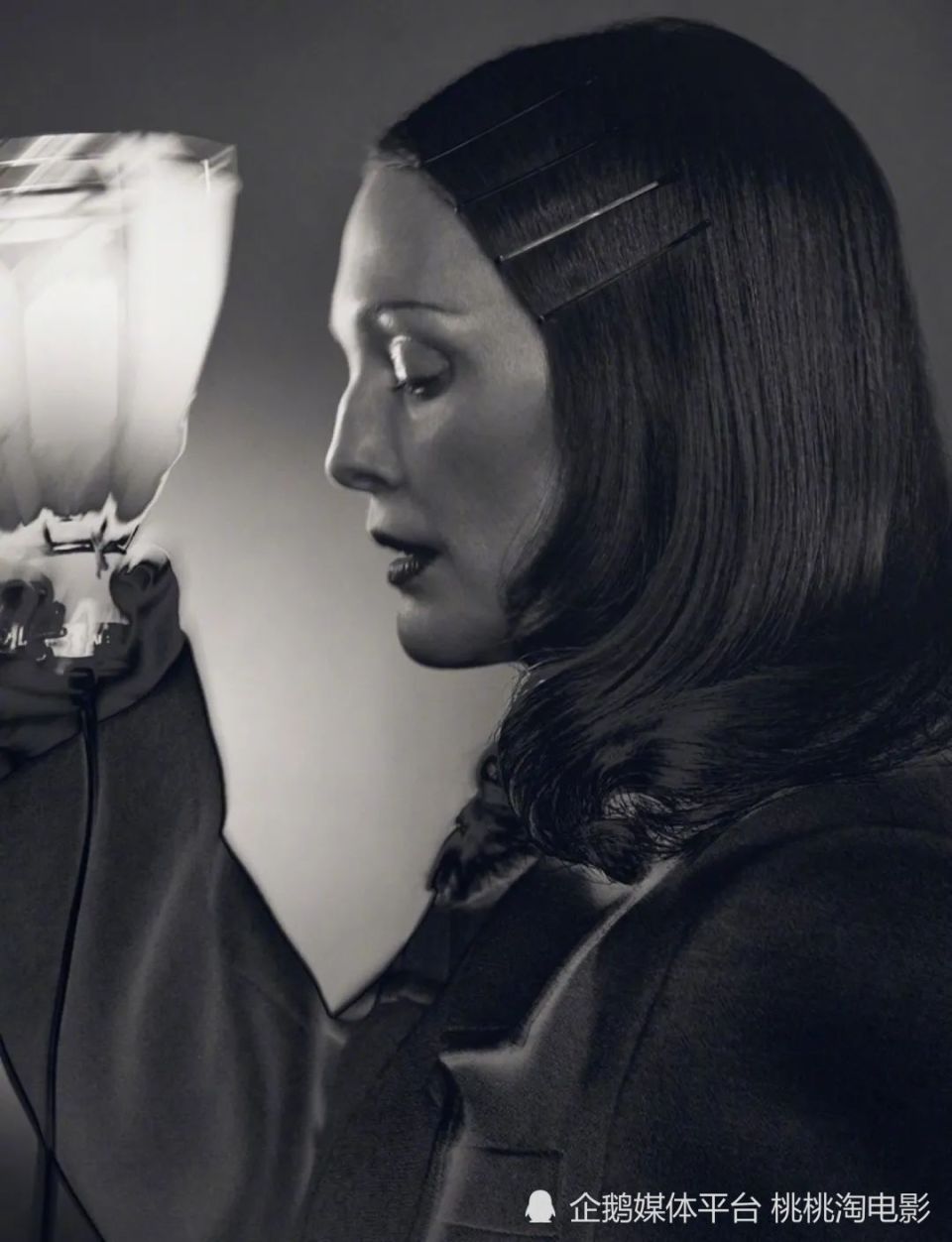 朱丽安·摩尔《another》封面大片,复古红发名伶摇曳生姿_腾讯新闻