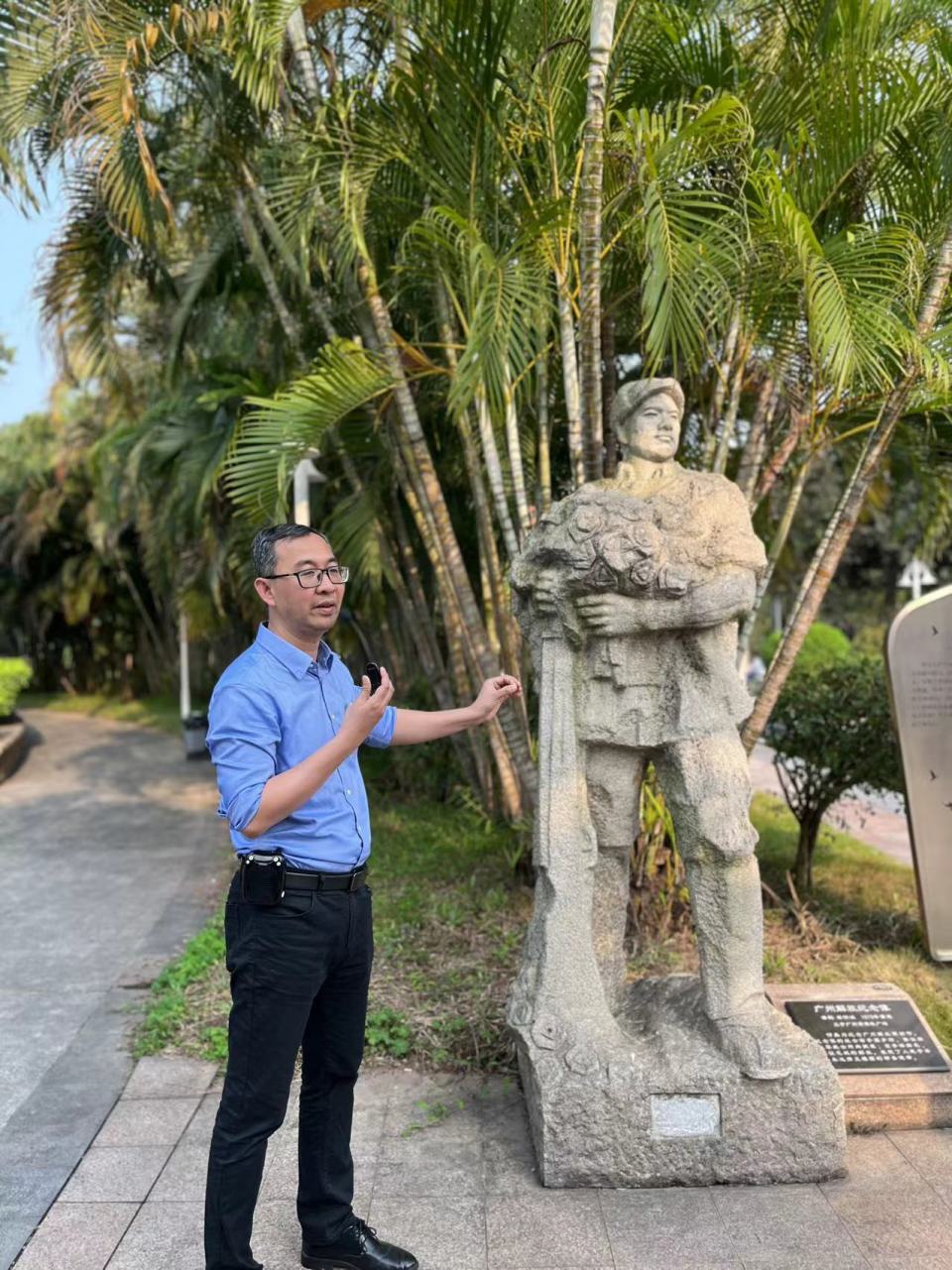 陈李济中医药博物馆代表在雕塑《走向刑场的杨殷》旁讲述杨殷烈士事迹