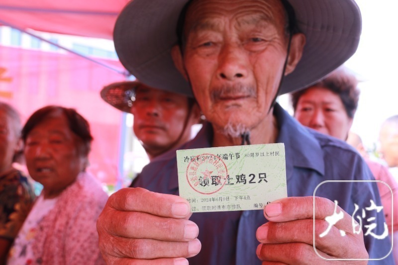 阜南一乡村送80岁以上老人大红公鸡过端午
