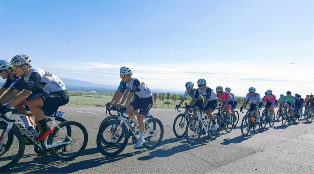 届环赛里木湖公路自行车赛暨中国自行车运动骑游大会第三赛段顺利完赛