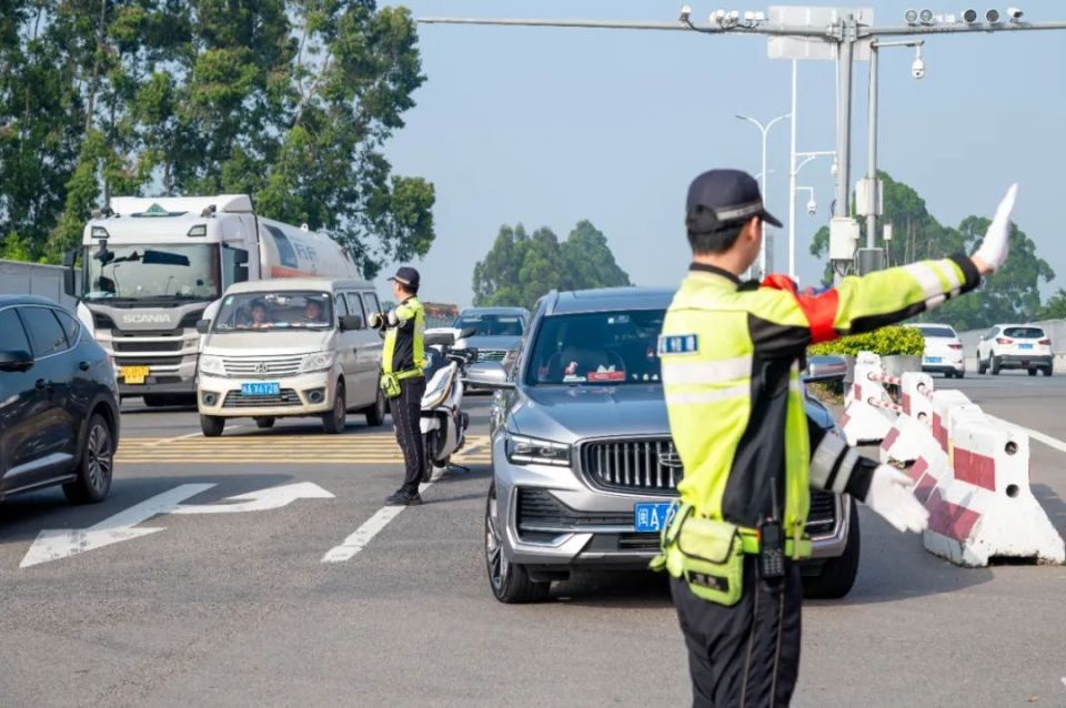 交警启动"守护"模式当大家开启假期模式时"五一"小长假致敬劳动者岗在