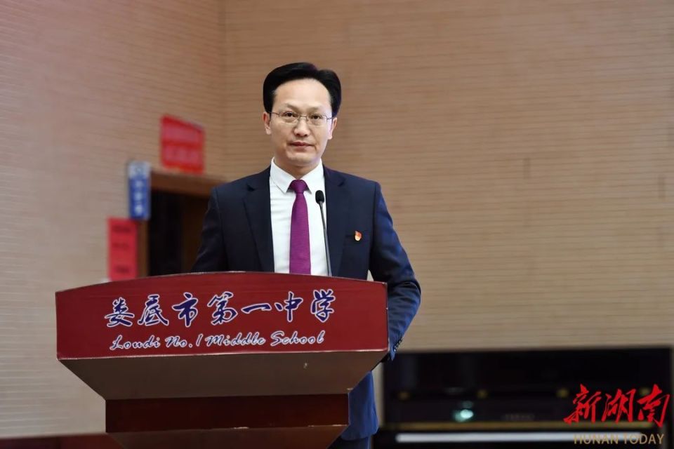 会上,杨波书记指出,今年是伟大的祖国成立75周年,也是娄底一中建校45