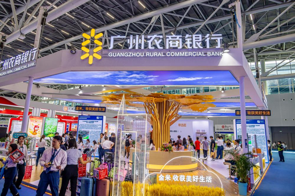 广州农商银行净利减少24%员工人均降薪3万 利息净收入两年缩水近30亿