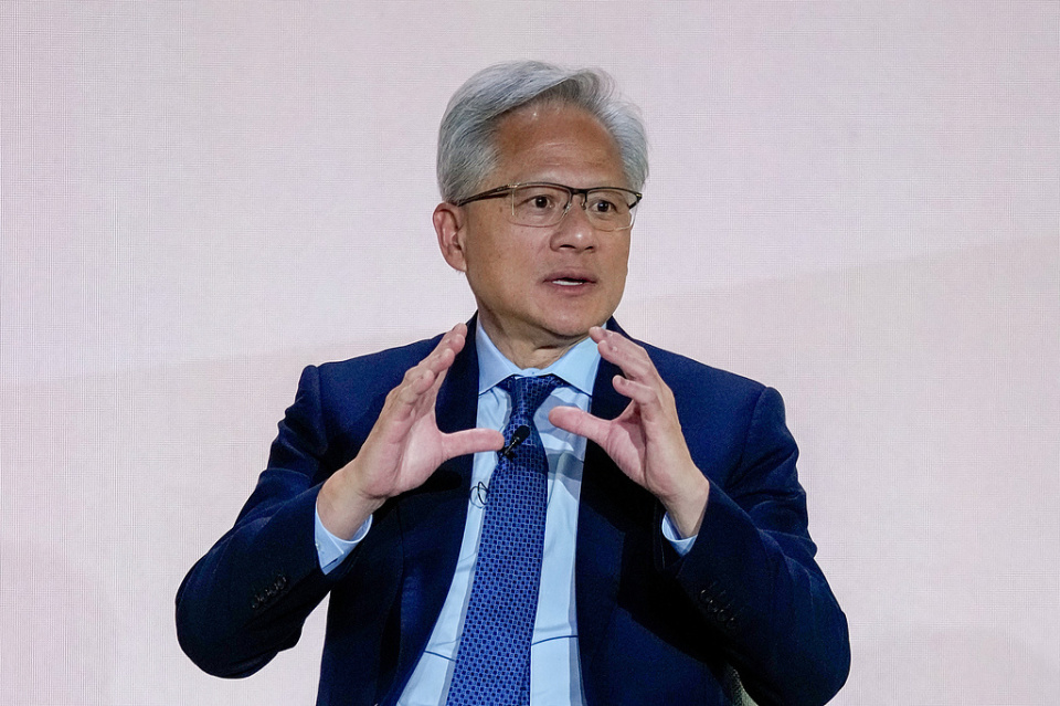 黄仁勋爆料酒局轶事：亲吻三星李在镕？英伟