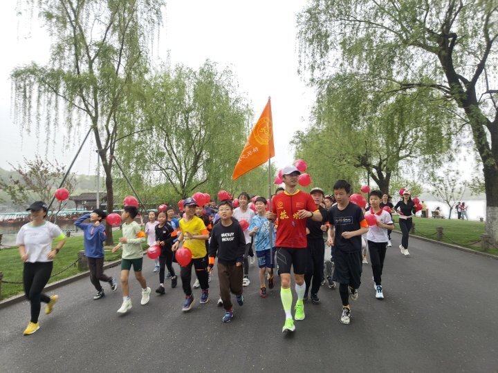 西湖边一群孩子每周进行撒欢跑,领队:让跑步变得更快乐,快乐奔跑,跑遍