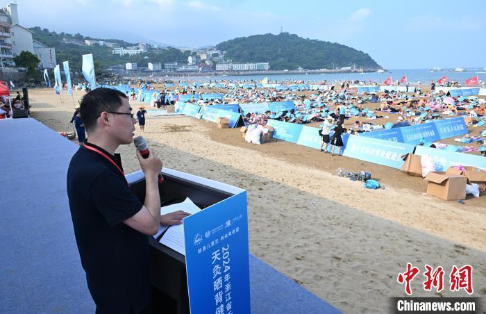 浙江温州千人晒背 创最大规模传统中医课吉尼斯纪录_腾讯新闻