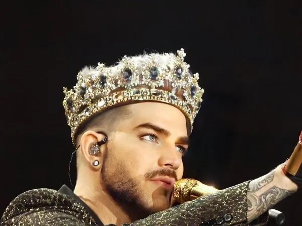 欧美顶级歌手亚当兰伯特,登上杂志封面!