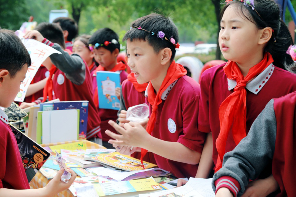 课本剧大赛,同读一本书,制定阅读存折…如何打开小学生阅读世界的