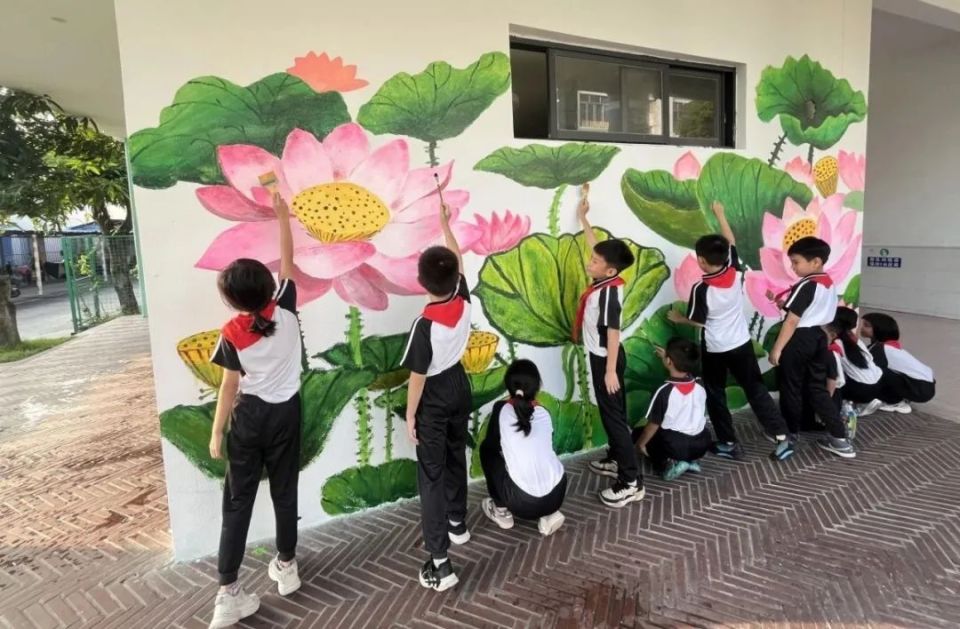 师生巧手绘新颜,书写教育新篇章!明德小学师生共绘校园墙绘