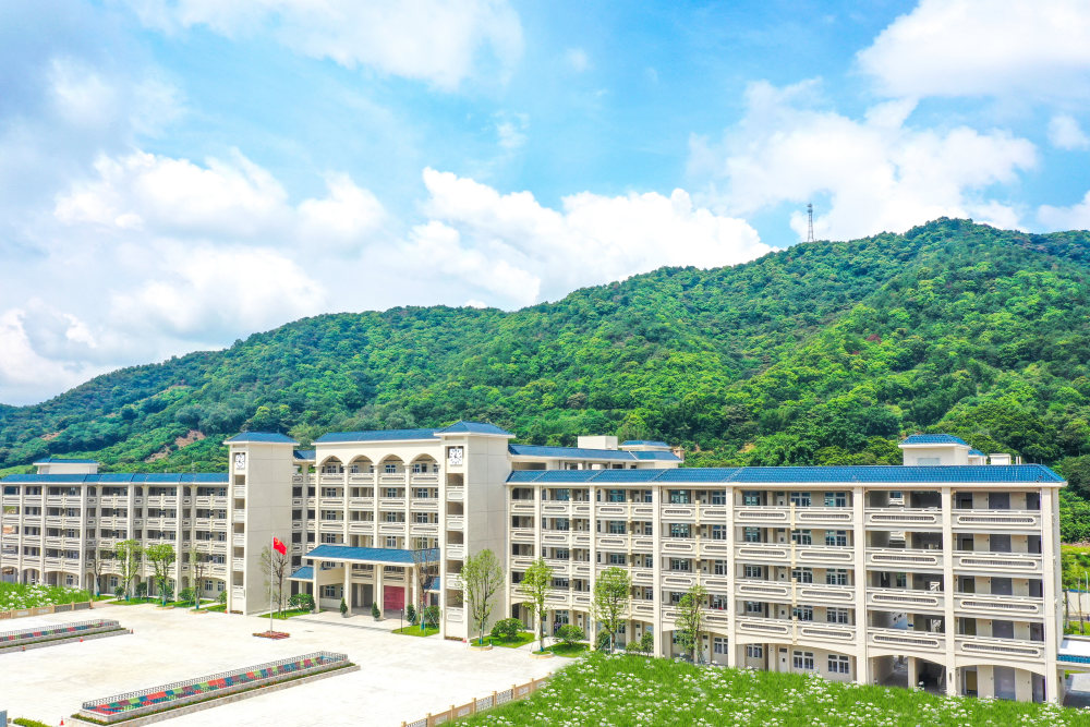 探校广州市第六中学(从化校区):新高一招400人 预计第一梯度线下20-30