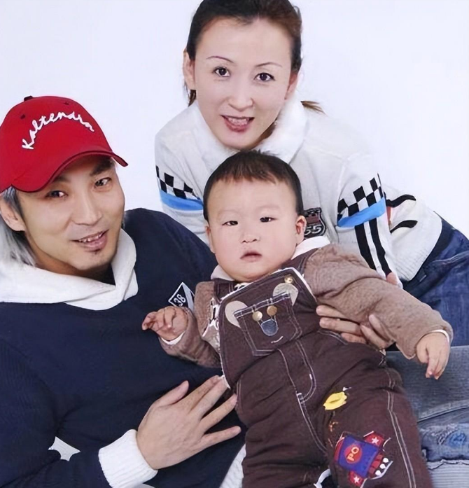 陈少华的妻子是圈外人,一直默默地支持着他,无论他处于巅峰还是谷底.