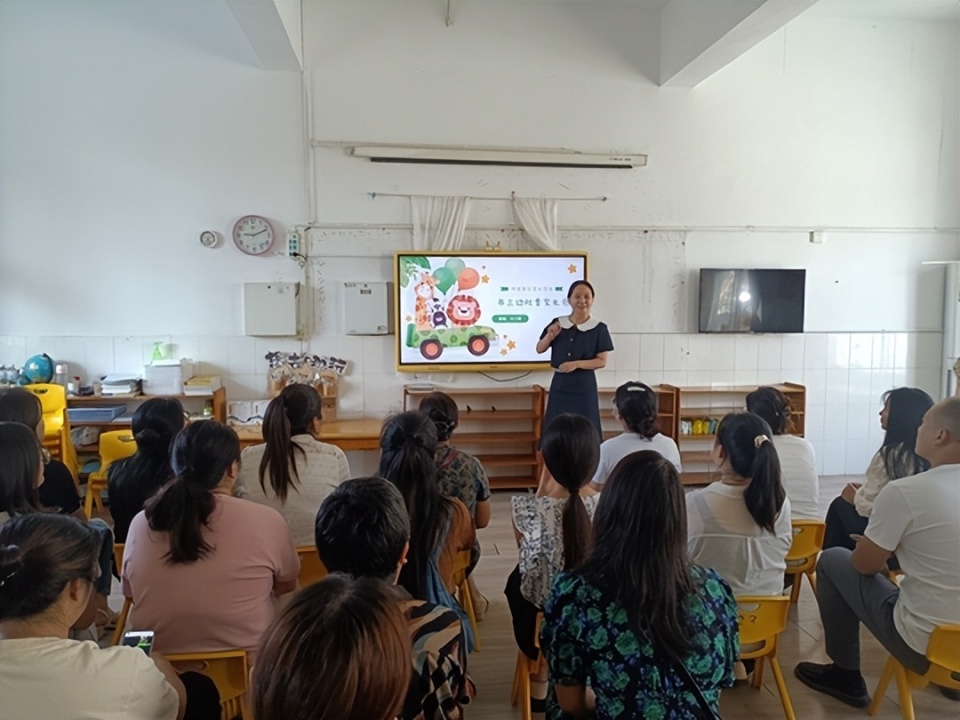 商丘市第三幼儿园(珠江路园)召开新学期家长会