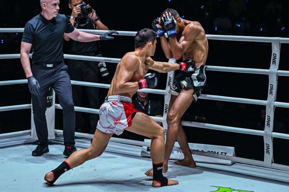 "one:巅峰系列赛 23"雏量级泰拳第一对第四,卡里洛战萨马佩奇