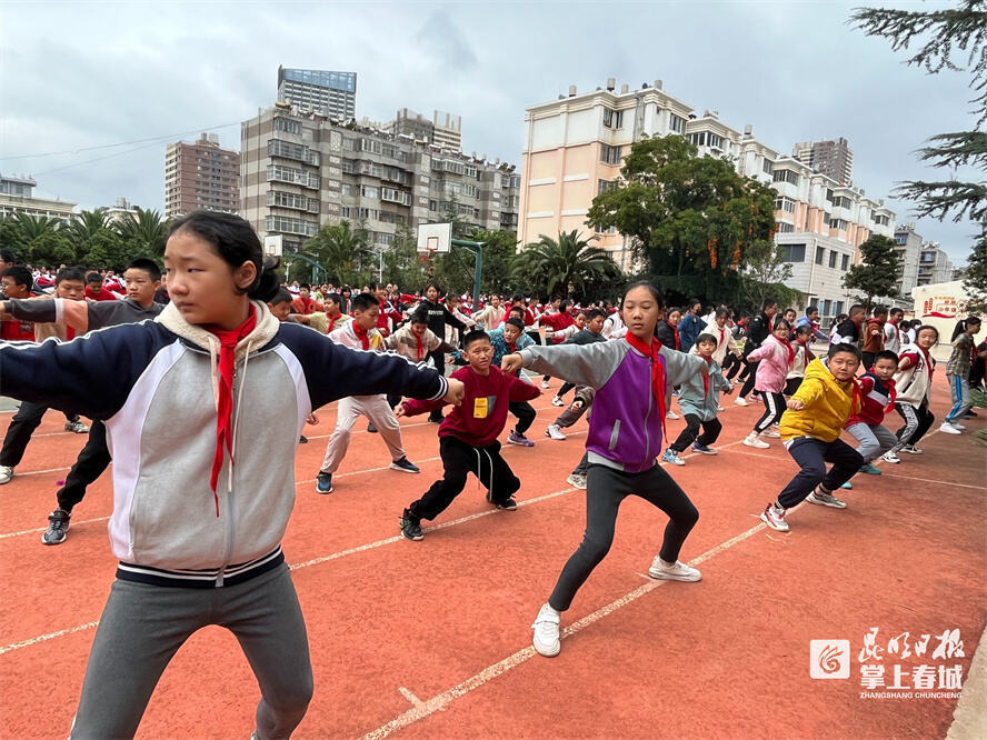 校园开放日,昆明铁路五中家长进校园与孩子一起上课-腾讯新闻
