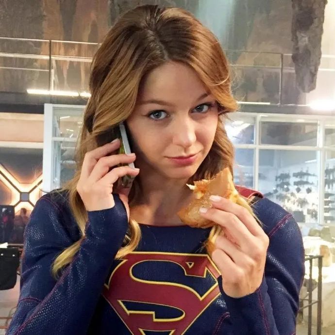 亨利已经看完闪电侠称赞电影十分优秀曾给超女提供指导