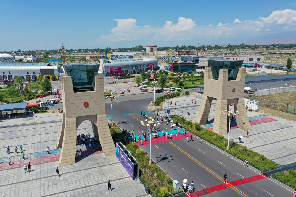 新疆霍尔果斯:跨境游,购物游火热