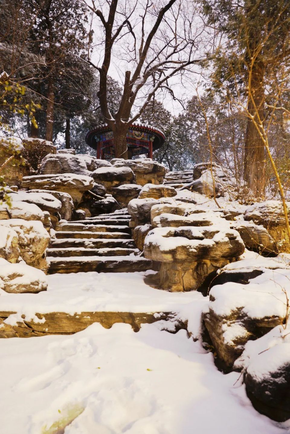 兴尽吟咏而归轩楹栋宇,点缀素然天地湖光塔影映月明万籁阒寂,且看皓银