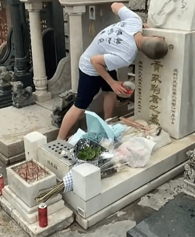 黄家驹墓碑再遭铁锤砸和涂鸦,详情披露!其弟黄家强曾报警