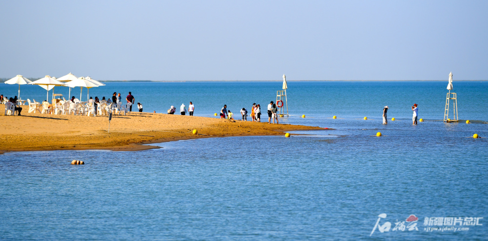 9月1日,鸟瞰博斯腾湖旅游景区(无人机摄).