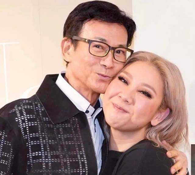 至于郑少秋与官晶华的2个女儿,则是两极反差.